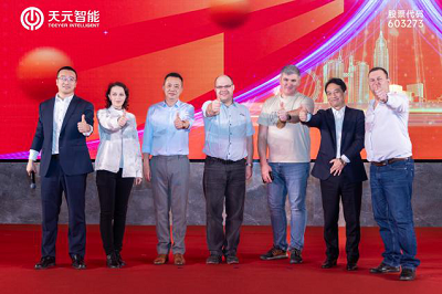 lebih dari 200 tamu yang berkumpul untuk makan malam apresiasi konferensi bisnis, merayakan pencapaian bersama dan memperkuat obligasi