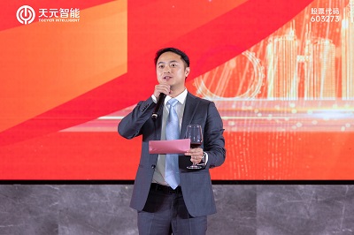 Tn. He Jian memberikan sambutan hangat, menyatakan terima kasih kepada semua rekan industri untuk hadir. 